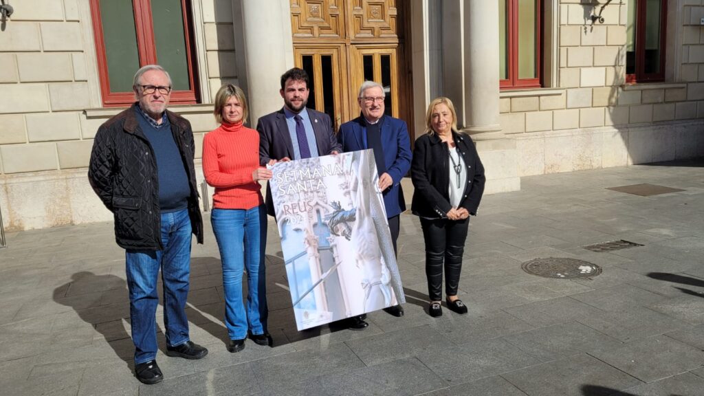 Foto de família de representants de l'Ajuntament i de l'Agrupació d'Associacions de Setmana Santa de Reus 2024 amb el cartell del programa