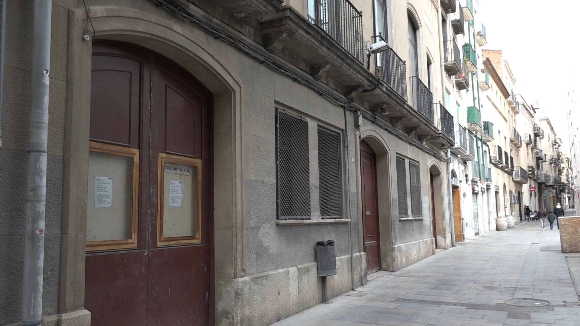 Façana del Teatre Bravium amb la porta tancada